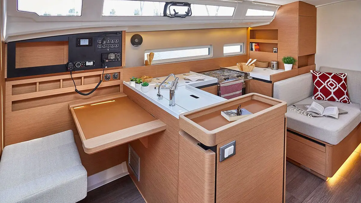 Sunsail 410 Classic preview 4
