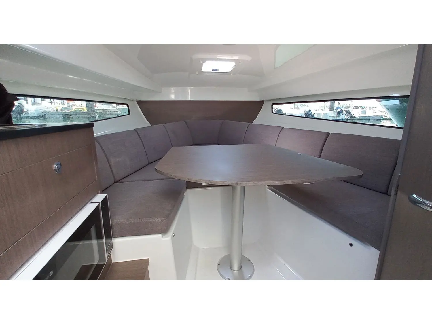 Beneteau 8 preview 3