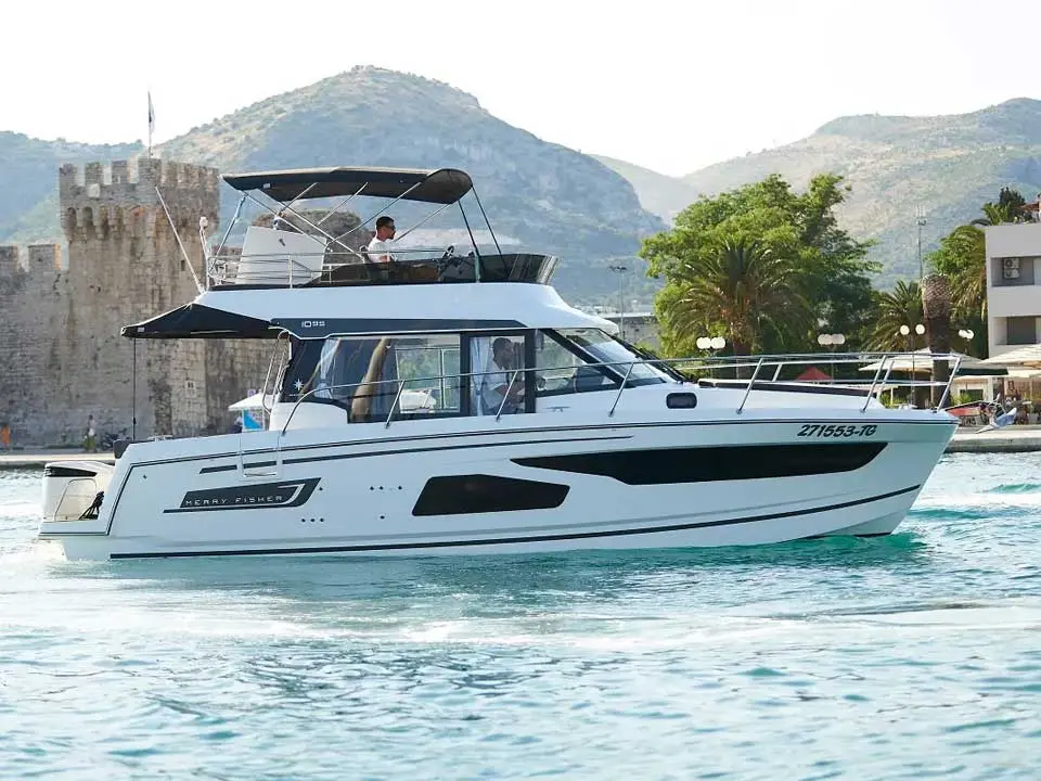 Yacht 744 photo 1